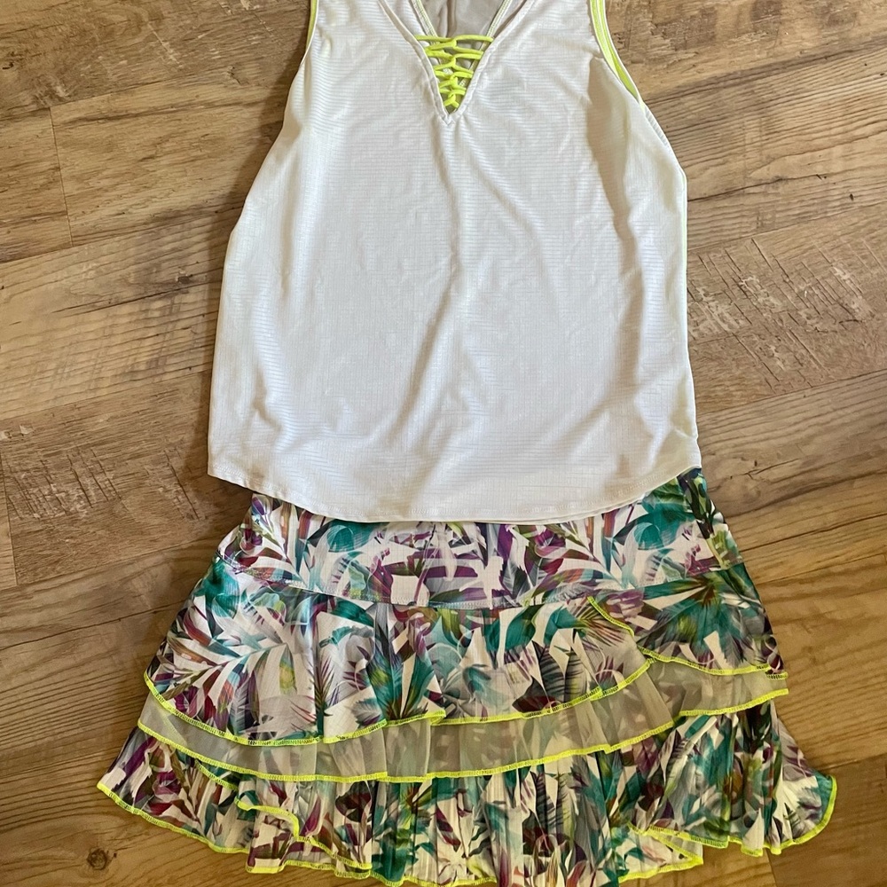 Lucky in Love Medium tennis set.